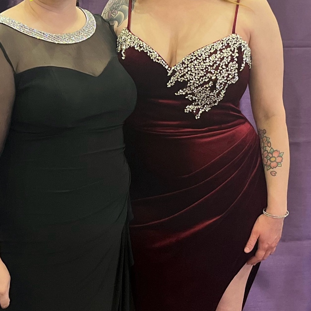 Elegant Burgundy Off-Shoulder Dress - Picture 10 of 10